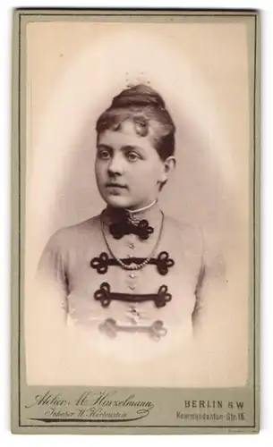 Fotografie M. Hinzelmann, Berlin-SW, Portrait junge Dame mit Hochsteckfrisur und Halskette