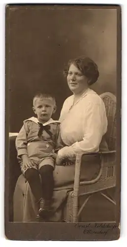 Fotografie Ernst Nöldecke jr., Ottendorf, Portrait bürgerliche Dame mit Jungen auf dem Schoss