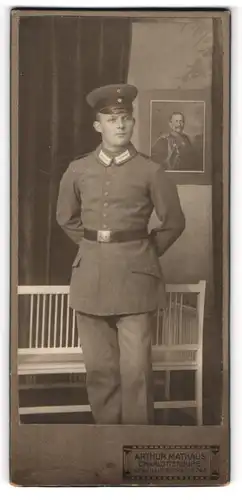 Fotografie Arthur Mathaus, Berlin-Charlottenburg, Portrait Soldat in Uniform mit Schirmmütze
