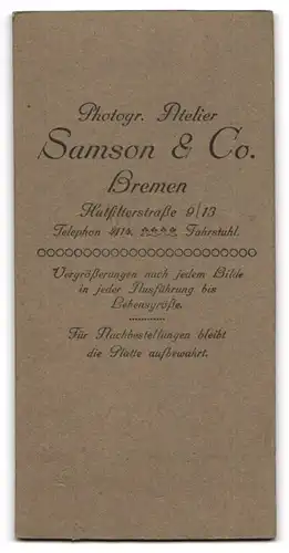 Fotografie Samson & Co., Bremen, Portrait hübsch gekleideter Junge mit Spielzeugpferd im Arm