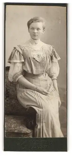 Fotografie Bornemann, Verden, Portrait junge Dame im eleganten Kleid auf Lehne sitzend