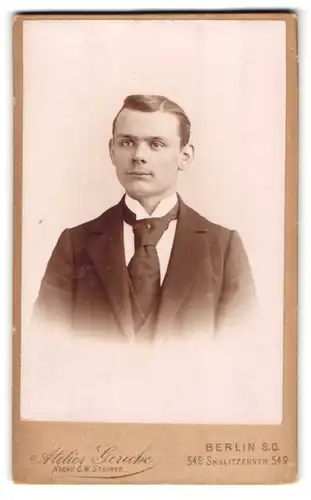 Fotografie C. W. Steiner Nachf., Berlin, Portrait junger Mann im Anzug mit Krawatte