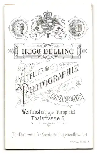 Fotografie Hugo Delling, Meissen, Portrait junger Mann im Anzug mit Fliege
