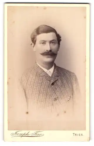 Fotografie Joseph Fier, Trier, Portrait stattlicher Herr mit Krawatte und Zwirbelbart