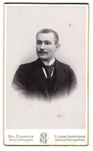 Fotografie Emil Eichacker, St. Johann-Saarbrücken, Portrait junger Herr im Anzug mit Krawatte und Schnurrbart