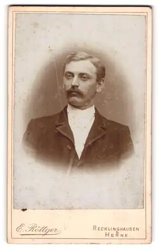 Fotografie E. Röttger, Recklinghausen, Portrait eleganter gekleideter Herr mit Zwirbelbart