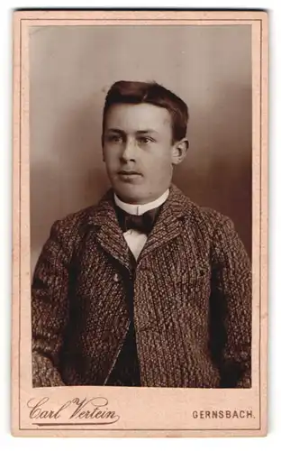 Fotografie Carl Vertein, Gernsbach, Portrait junger Mann in modischer Kleidung mit Fliege