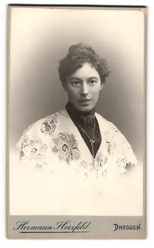 Fotografie Hermann Herzfeld, Dresden, Portrait junge Dame mit Hochsteckfrisur und Kragenbrosche