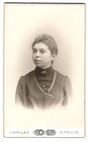 Fotografie A. Strube, Zittau i. S., Portrait schönes Fräulein mit hübscher Brosche am Kragen