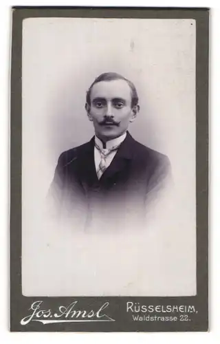 Fotografie Jos. Amsl, Rüsselsheim, Portrait charmanter Herr mit Schnäuzer im Anzug