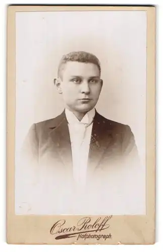 Fotografie Oscar Roloff, Berlin, Portrait blonder Bube mit charmantem Blick im Anzug