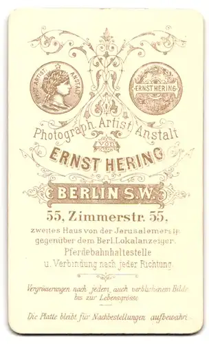 Fotografie E. Hering, Berlin, Portrait dunkelhaarige junge Schönheit mit Perlenhalskette