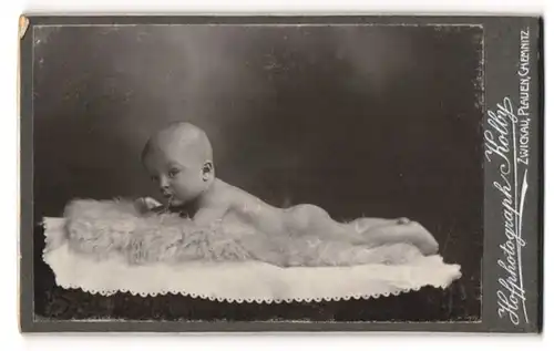 Fotografie Atelier Kolby, Zwickau, Portrait süsses Baby auf einem Fell liegend