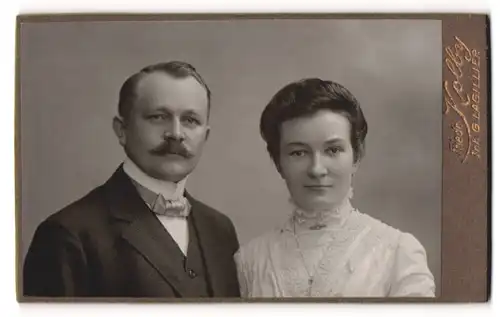 Fotografie Friedr. Kolby, Plauen i. V., Portrait junges Paar in eleganter Kleidung