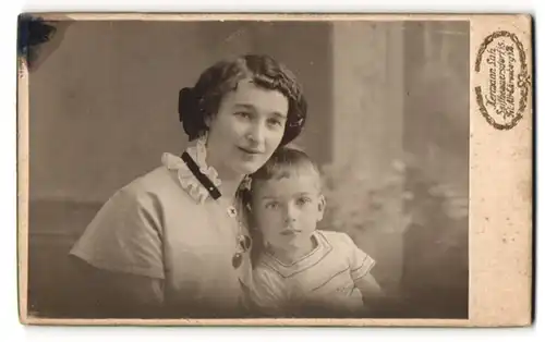 Fotografie Hermann Luh, Seifhennersdorf i. S., Portrait stolze junger Mutter mit blondem Buben