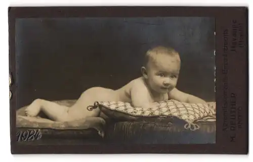 Fotografie M. Reuther, Hayange, Portrait nacktes süsses Baby auf einem Kissen liegend