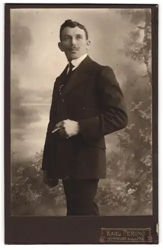 Fotografie Karl Perino, Deggendorf, Portrait junger Herr im Anzug mit Krawatte und Zigarre