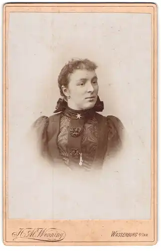 Fotografie Hermes A. Wenning, Wasserburg a / Inn, Portrait junge Dame im eleganten Kleid mit Kragenbrosche