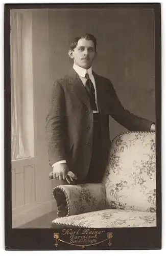 Fotografie Karl Rieser, Garmisch, Portrait junger Herr im Anzug mit Krawatte und Handschuhen