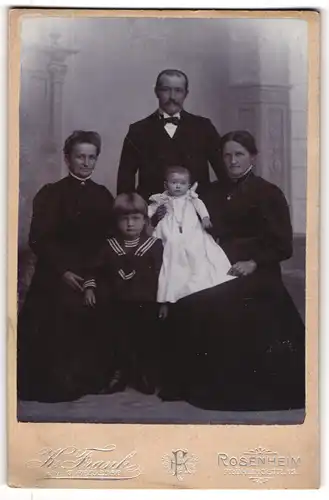 Fotografie K. Frank, Rosenheim, Portrait bürgerliche Familie mit kleinem Jungen und Baby