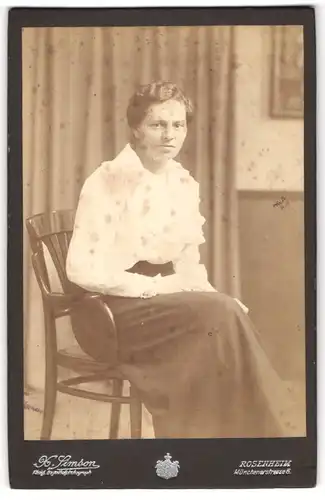 Fotografie X. Simson, Rosenheim, Portrait junge Dame in weisser Bluse auf Stuhl sitzend