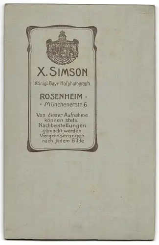 Fotografie X. Simson, Rosenheim, Portrait junge Dame in weisser Bluse auf Stuhl sitzend