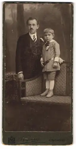 Fotografie J. Kügemann, Carlsbad, Portrait bürgerlicher Herr mit seinem Sohn