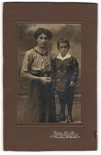 Fotografie Atelier Düll, München, Portrait bürgerliche Dame mit einem Jungen an der Hand