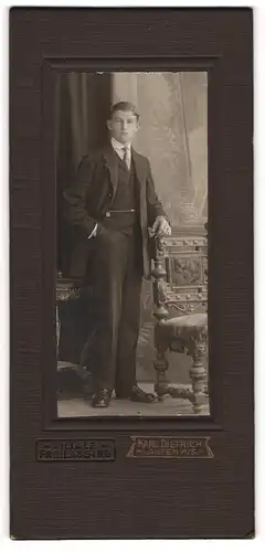 Fotografie Karl Dietrich, Laufen a / S., Portrait junger Mann im Anzug mit Krawatte an Stuhl gelehnt