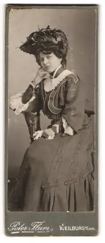 Fotografie Peter Flum, Weilburg a / Lahn, Portrait junge Dame im eleganten Kleid mit Hut und Handschuhen
