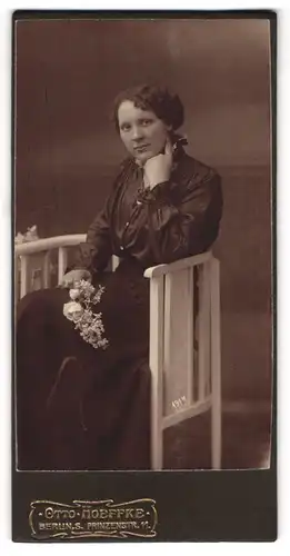 Fotografie Otto Hoeffke, Berlin-S, Portrait bürgerliche Dame mit Blumen auf Stuhl sitzend
