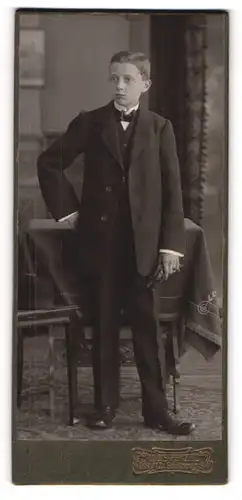 Fotografie Louis Penzel, Görlitz, Portrait halbwüchsiger Knabe im Anzug mit Fliege