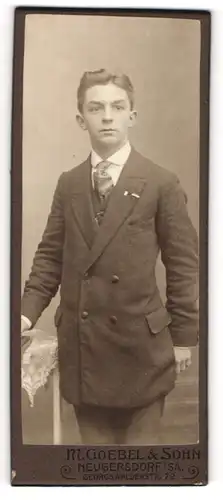 Fotografie M. Goebel & Sohn, Neugersdorf i / Sa., Portrait junger Mann in modischer Kleidung mit Krawatte