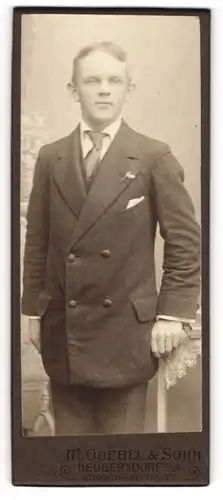 Fotografie M. Goebel & Sohn, Neugersdorf i / Sa., Portrait junger Mann im Anzug mit Krawatte