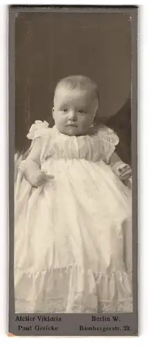 Fotografie Paul Gericke, Berlin-W., Portrait niedliches Baby im langen weissen Kleid