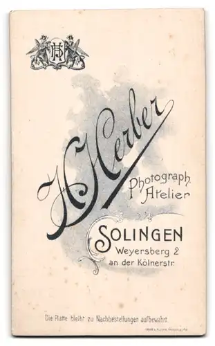 Fotografie H. Herber, Solingen, Portrait niedliches Kleinkind im weissen Hemd mit nackigen Füssen