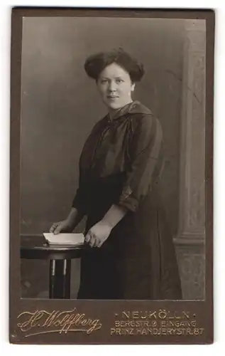 Fotografie Hermann Wolffberg, Berlin-Neukölln, Portrait bürgerliche Dame mit Buch an Tisch gelehnt