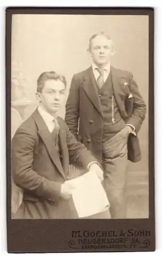 Fotografie M. Goebel & Sohn, Neugersdorf i. Sa., Portrait zwei elegant gekleidete junger Männer