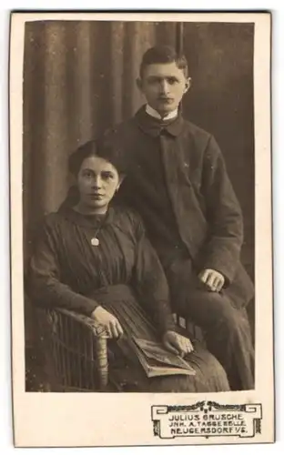 Fotografie Julius Grusche, Neugersdorf i. S., Portrait bildschönes junges Paar in eleganter Kleidung