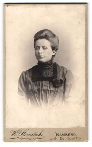 Fotografie W. Sternitzki, Bamberg, Portrait bildschöne junge Dame mit Schleife an der Bluse