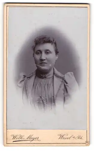 Fotografie Wilh. Meyer, Wesel a. Rh., Portrait hübsche Dame mit Brosche am Blusenkragen