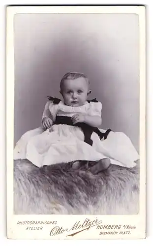 Fotografie Otto Meltzer, Homberg am Rhein, Portrait zuckersüsses kleines Mädchen im hübschen Taufkleidchen