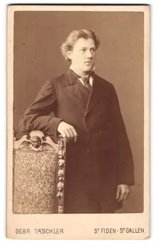 Fotografie Gebr. Taeschler, St. Gallen, Portrait stattlicher junger Mann im Jackett