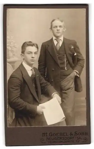 Fotografie M. Goebel & Sohn, Neugersdorf i. Sa., Portrait zwei stattliche junge Männer in Anzügen
