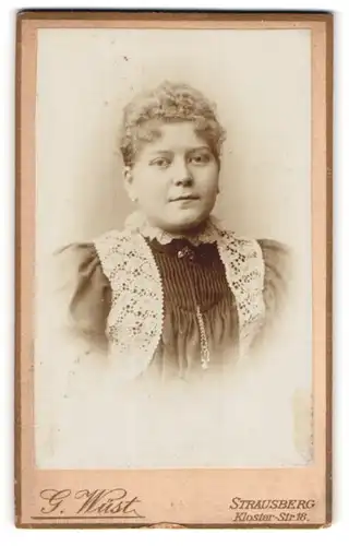 Fotografie G. Wüst, Strausberg, Portrait blonde Schönheit in bestickter Bluse