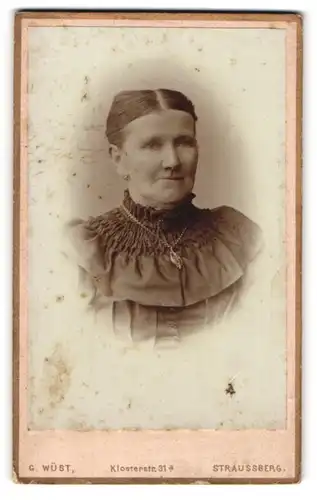 Fotografie G. Wüst, Straussberg, Portrait betagte Dame mit Halskette und Rüschenkragen an der Bluse