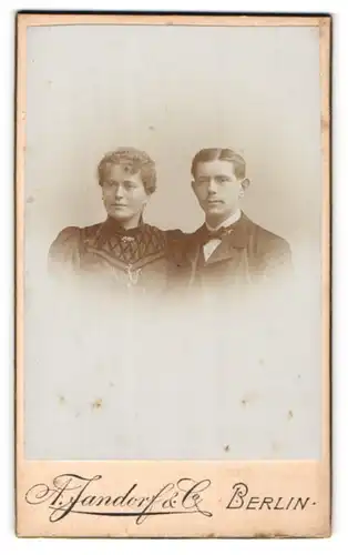 Fotografie A. Jandorf & Co., Berlin, Portrait eines elegant gekleideten Paares