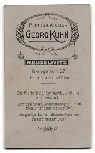 Fotografie Georg Kühn, Meuselwitz, Portrait junge Dame im hübschen Kleid an Tisch gelehnt