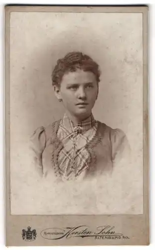 Fotografie Kersten Sohn, Altenburg S / A., Portrait junge Dame mit zurückgebundenem Haar