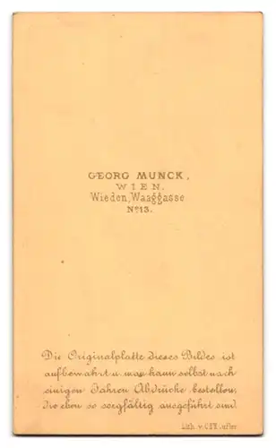 Fotografie Georg Munck, Wien, Portrait junger Herr in zeitgenössischer Kleidung